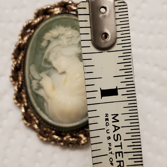 Cameo Brooch on green background with gold trim Vintage - Picture 3 of 5
